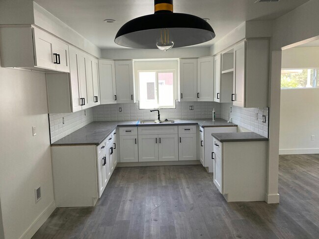 Building Photo - 150 N Roberto Ave