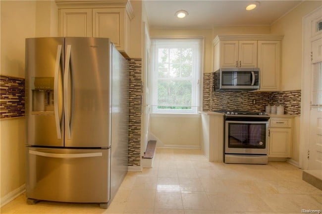 Building Photo - 22 Edison St