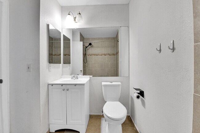 Building Photo - $1,775 - 2 Bed, 2.5 Bath End Unit in Auror...