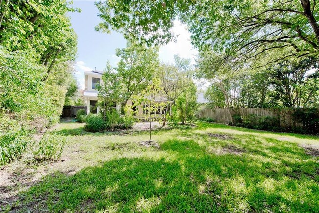 Building Photo - 605 Kingfisher Creek Dr - Nature lovers pa...