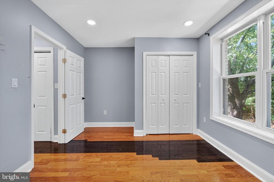 Building Photo - 313 Parkland Pl SE