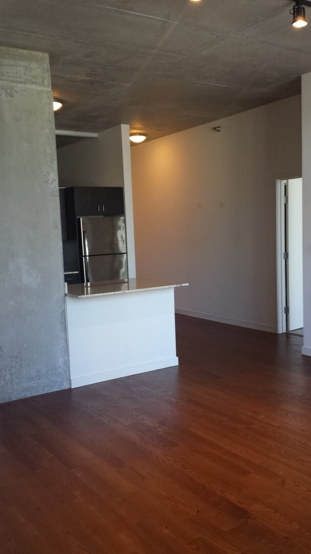 Building Photo - 235 W Van Buren St