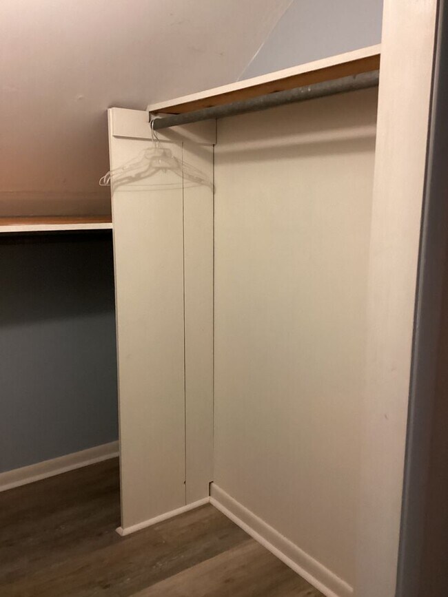 Building Photo - Roomy Updated Home in Established Neighbor...