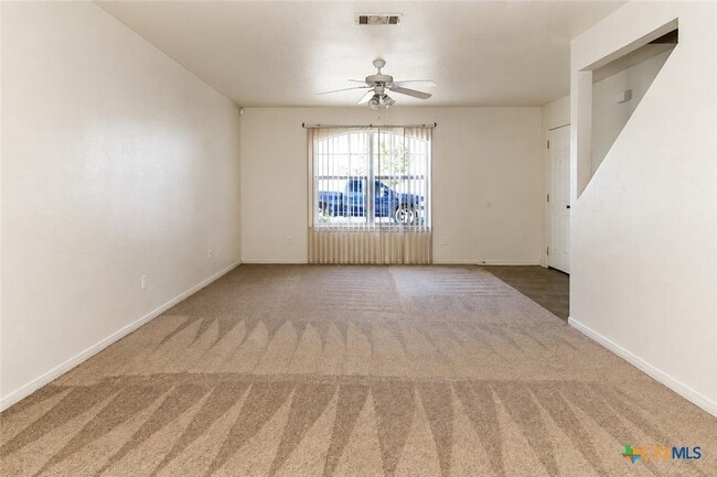 Building Photo - 102 E Robin Ln