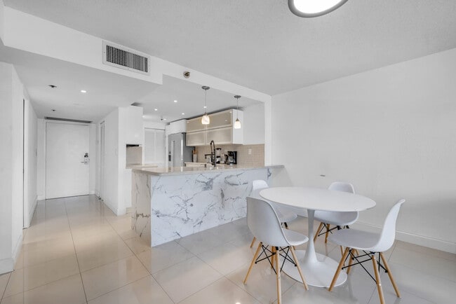 Building Photo - 1717 N Bayshore Dr