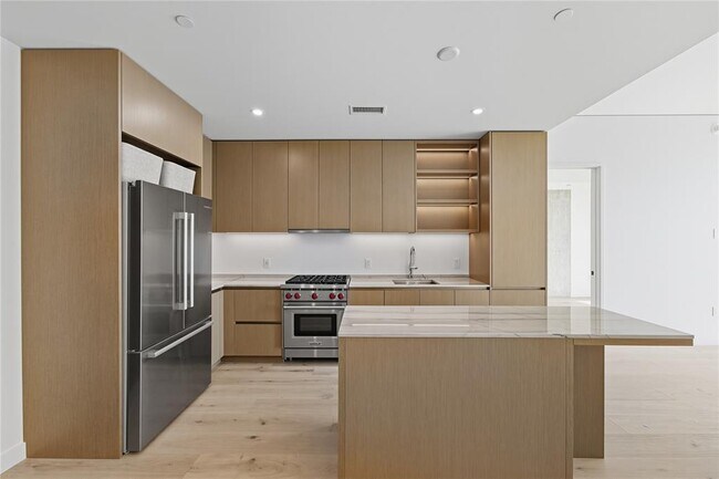 Primary Photo - 610 Davis St