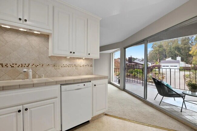 Building Photo - "Charming 3-Bed, 2-Bath Oasis in Capitola's Prime Park Ave Location"