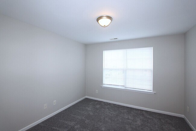 Building Photo - Great End Unit Townhome - FIRST MONTH'S RE...