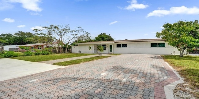 Building Photo - 4670 SW 25th Ave
