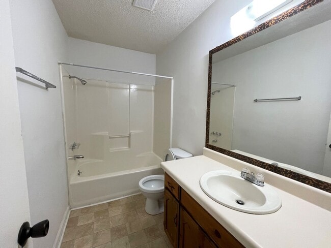 Building Photo - Cute Duplex in Cochran, GA