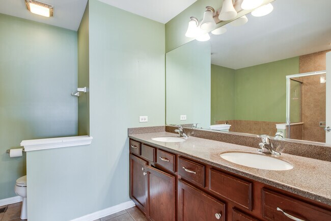 Building Photo - 417 Plaza Pl