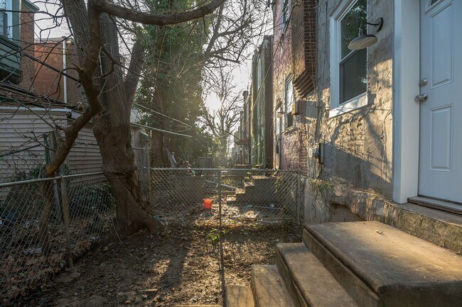 Building Photo - 1227 S Peach St