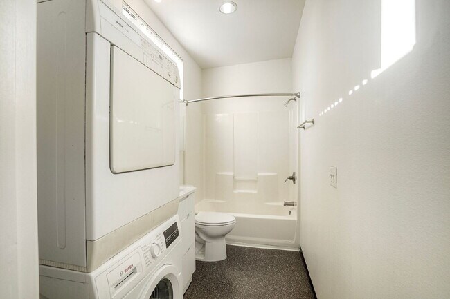 Building Photo - Little Italy Modern Townhome, 2 En Suite Bedrooms on Separate Levels, Private Roof Deck with Suns...