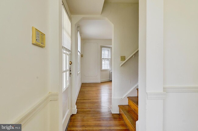 Building Photo - 4914 Crescent St