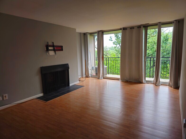 Building Photo - 5820 Oakwood Dr