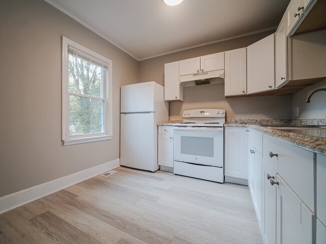 Building Photo - "Charming 4-Bedroom Gem in Charlotte - Cozy Living with Spacious Comfort!"