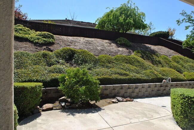 Building Photo - Gorgeous home in Springfield at Whitney Oaks