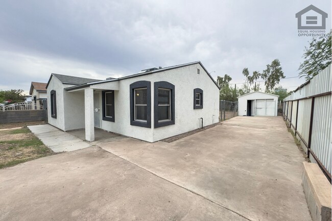 Building Photo - 2Bed/1Bath House at AZ-202/24th St! Ready for Immediate Move-In! -- NO HOA! RV PARKING!