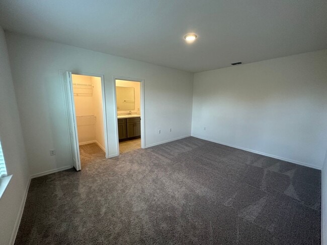 Building Photo - Brand new 3 bedroom 2 bathroom home in des...