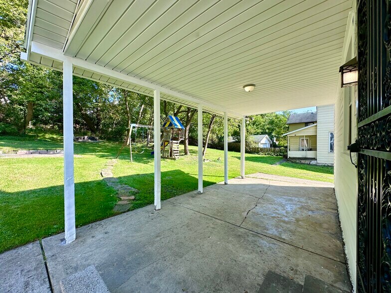 Building Photo - 611 Raymond St