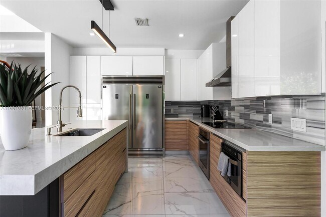 Building Photo - 1651 SW 13th Ave