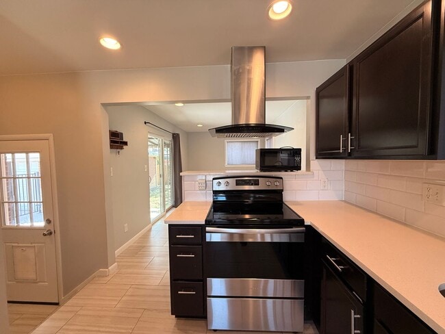 Building Photo - Spacious Twin Lakes Gem!!!