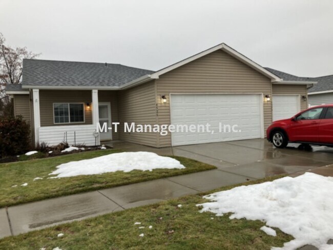 Primary Photo - Millwood 3 br/2 bath house + 3 car garage,...