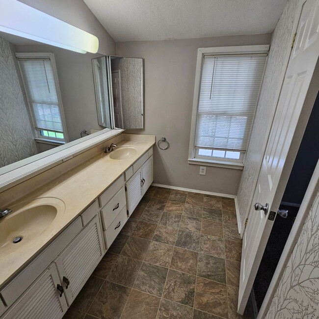 Building Photo - COMING SOON!!  Gorgeous 4 Bedroom Home in ...