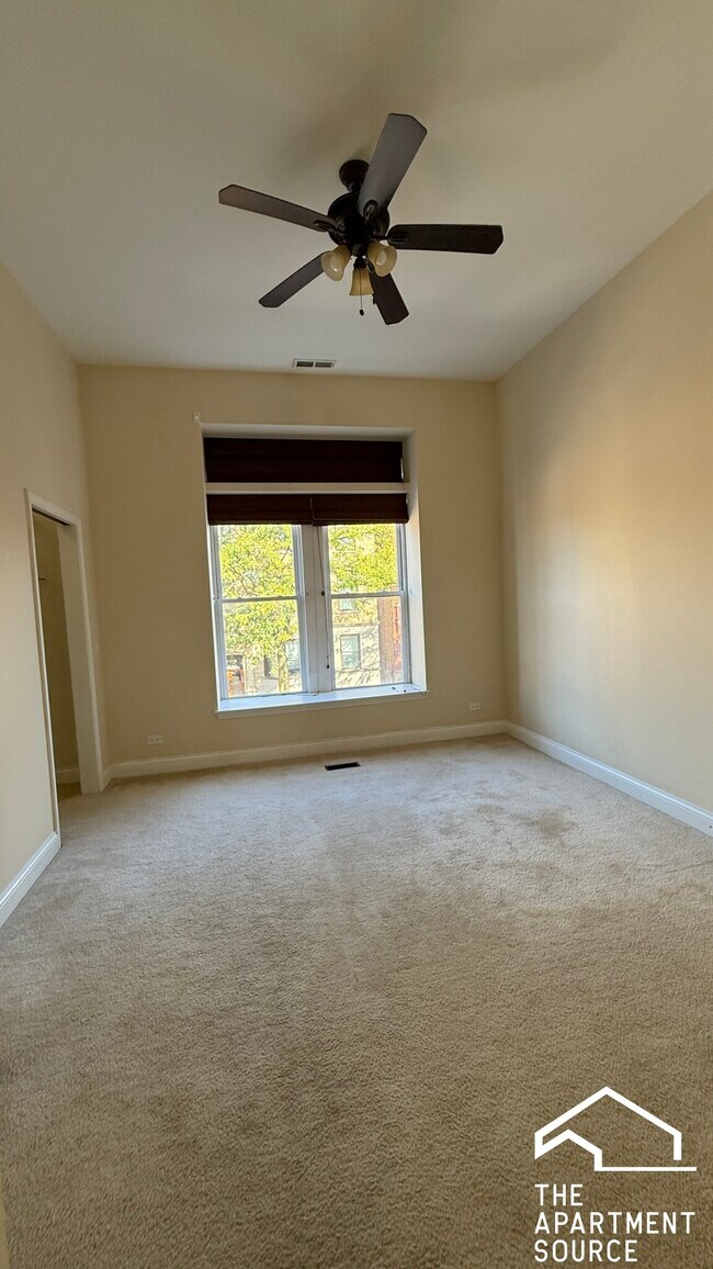 Building Photo - 1010 S Oakley Ave