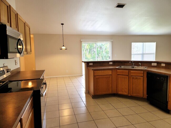 Building Photo - 3438 SW San Benito St