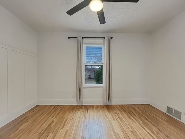 Building Photo - 2729 Vernon Ave S