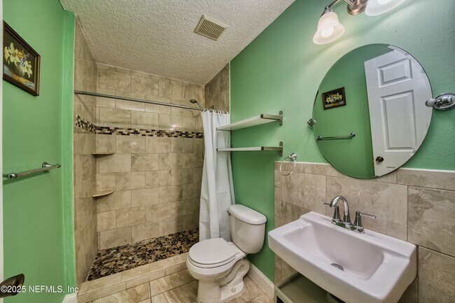 Building Photo - 185 Hawthorn Hedge Ln