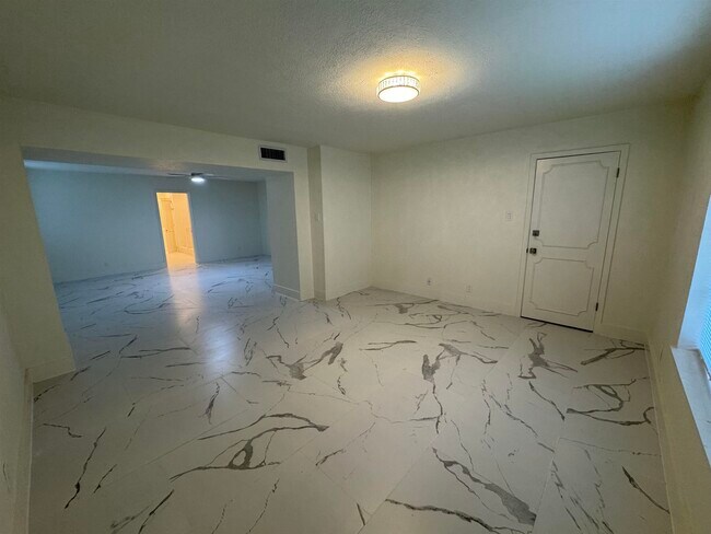 Building Photo - 13 Royale Cir