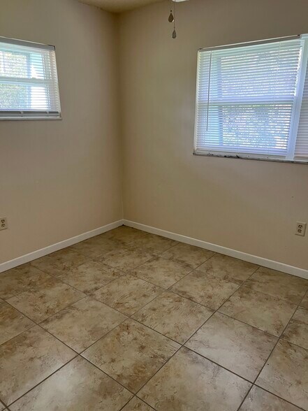 Building Photo - 1525 SE 25th St