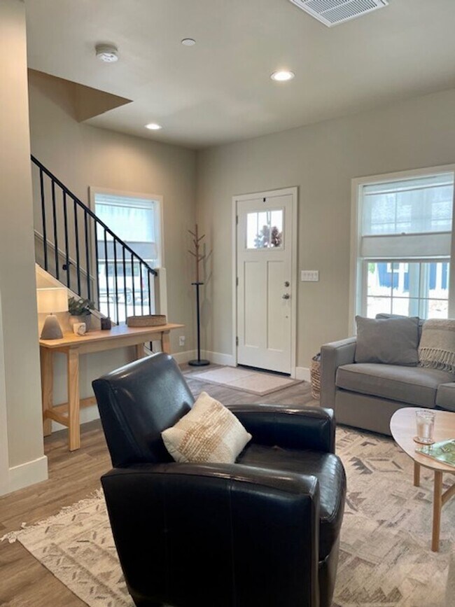 Building Photo - Modern 3 Bedroom 2.5 Bathroom House Close to Downtown Nevada City