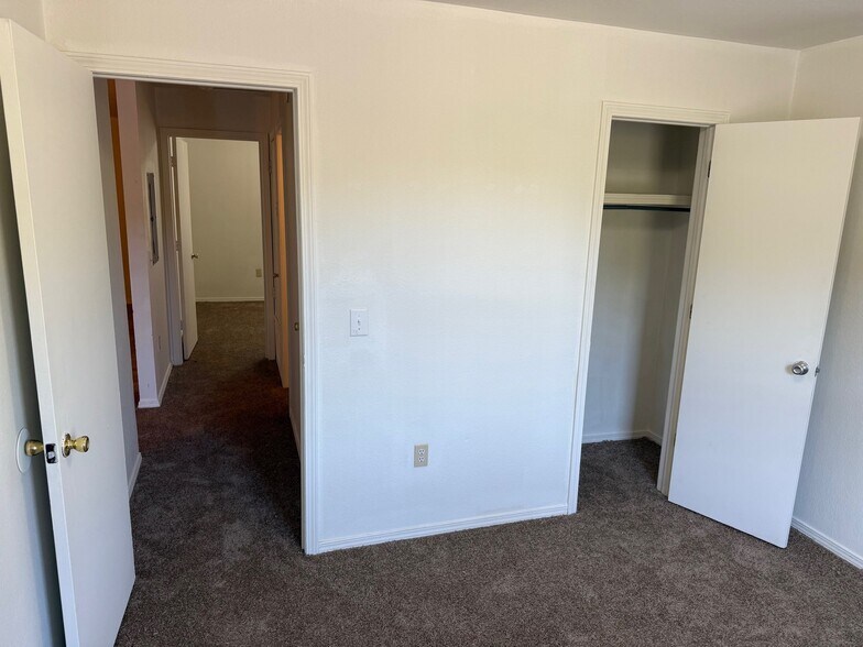 Building Photo - 583 E Roller Ave