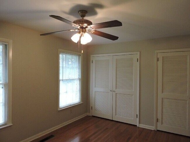 Building Photo - 3155 Lakeshore Dr