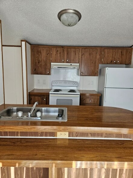 Building Photo - 1087 Hibiscus Rd