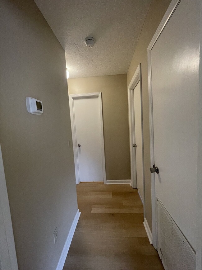 Building Photo - 2/1.5 Townhouse, Fenced Backyard, Located ...