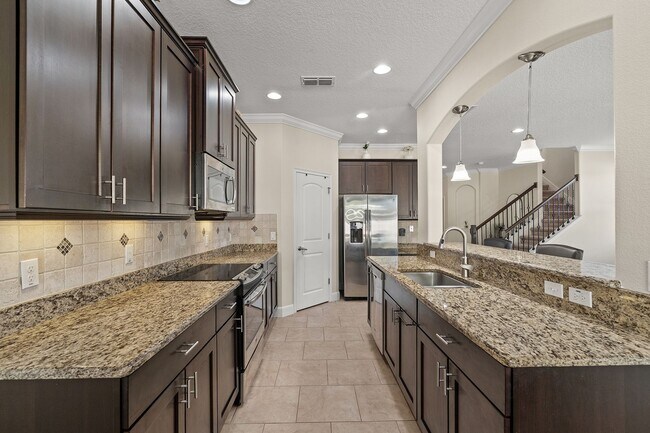 Building Photo - Elegant 5-Bed, 4-Bath Home with Modern Upgrades in St. Cloud, FL