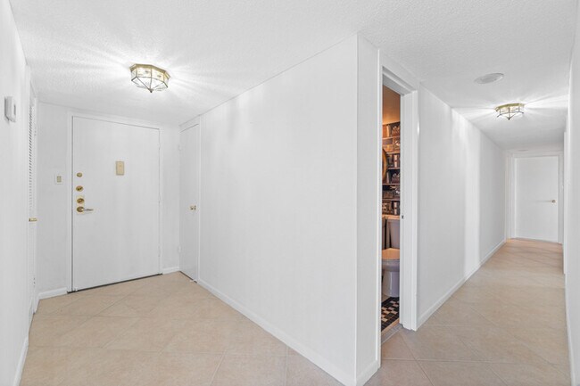 Entry hallway - 1501 S Flagler Dr