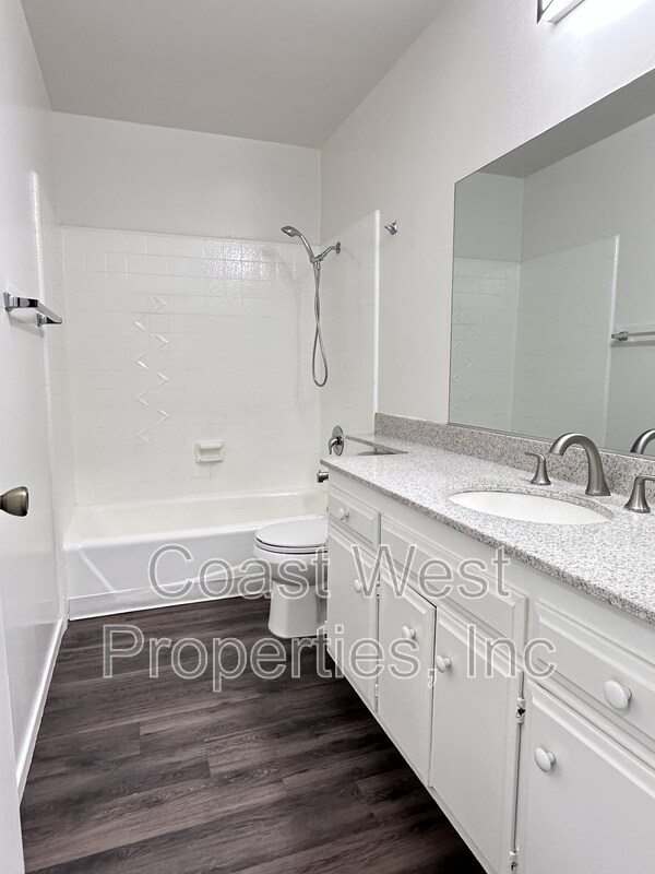 Building Photo - 1810 Broadway St