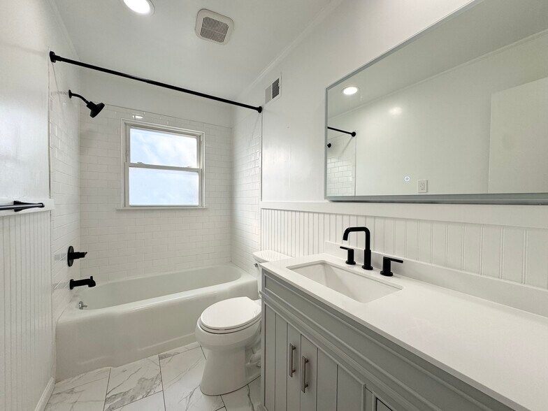 Building Photo - 2226 W 74th Ter