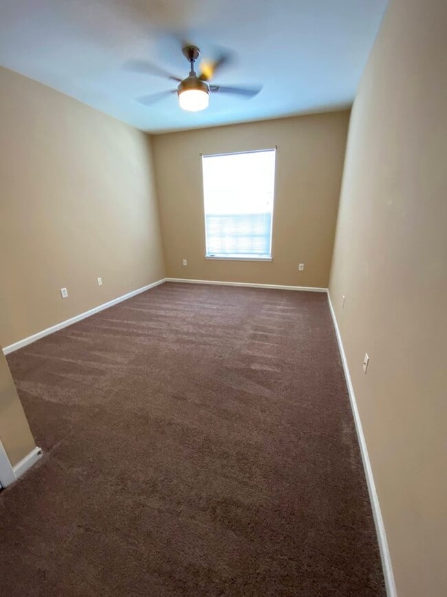 Building Photo - Stonebridge Condominium - 3 bed - 2 bath -...