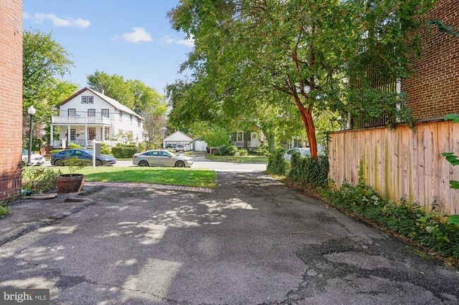 Building Photo - 904 N Ivy St