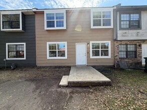 Building Photo - Town House For Rent