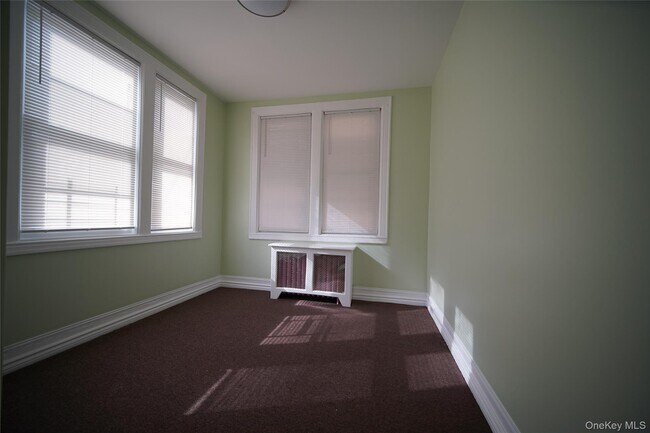 Building Photo - 723 E 227th St