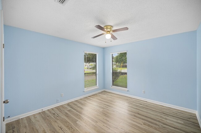 Building Photo - 349 Primrose Cir