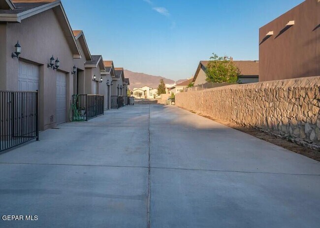 Building Photo - 1074 Hoppas St