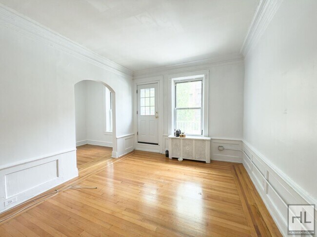 Building Photo - Beautifully Renovated 3-Bedroom with Priva...